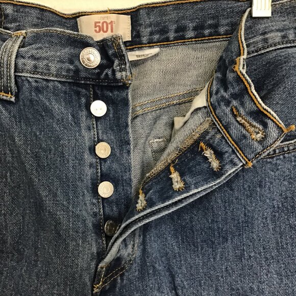 Levi's Men's 501 Light Wash Button Fly Boot Cut Jeans  Size 31 x 32 - Picture 3 of 12